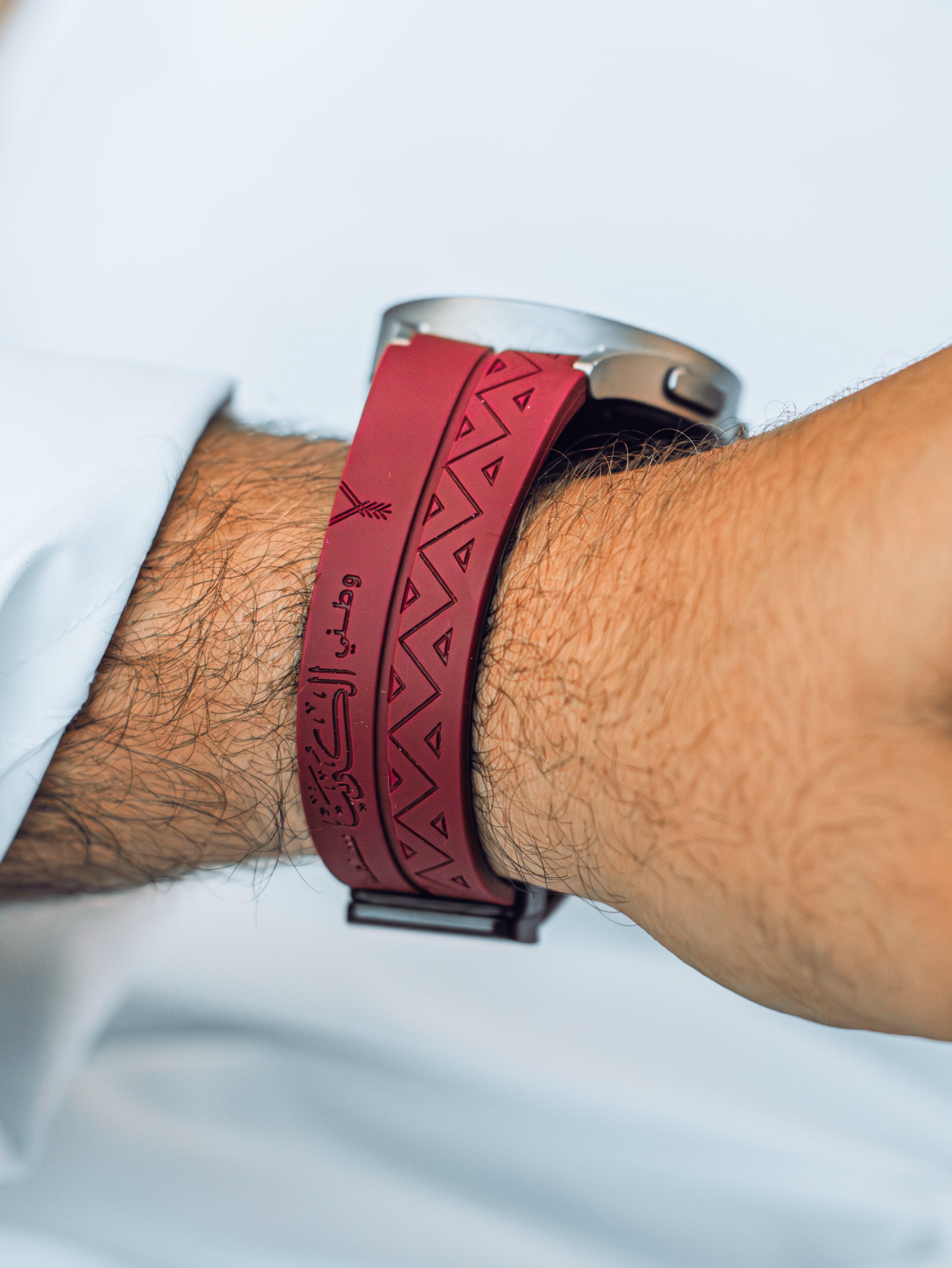 سوار نشيد الوطن (أحمر)